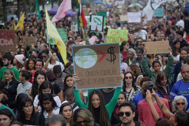 milhares de jovens ativistas da sustentabilidade se reúnem em todo o planeta pedindo preservação ambiental aos governantes mundiais